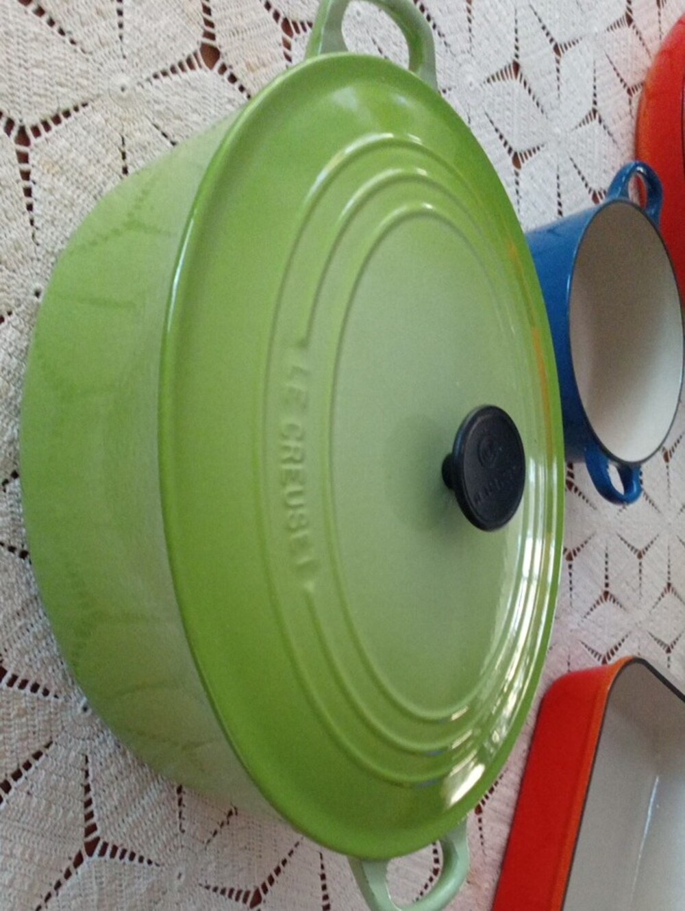 Le Creuset Kiwi Green Enameled Cast Iron Dutch Oven with Black Knob 35 Oval - Picture 2 of 5